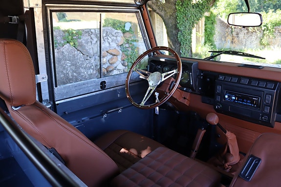 Land Rover Defender 90 23 of 27