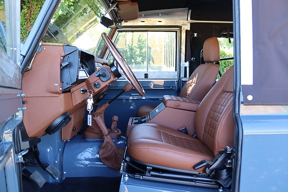 Land Rover Defender 90 15 of 27