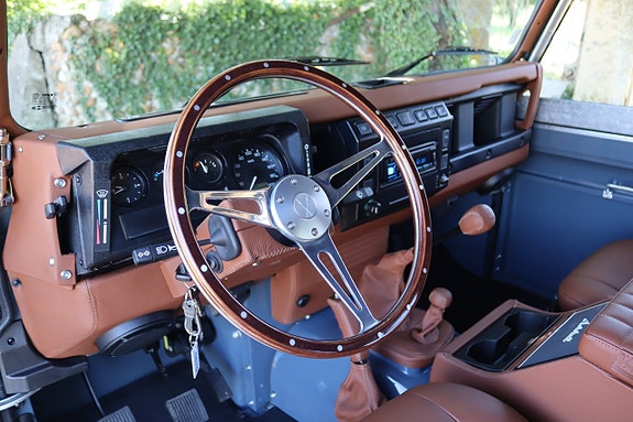 Land Rover Defender 90 16 of 27