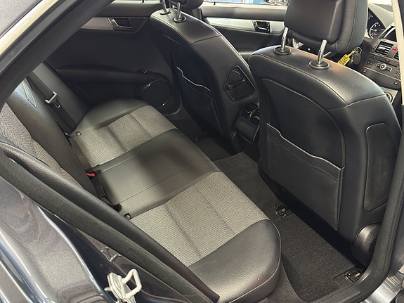 Mercedes-Benz C220 18 of 19