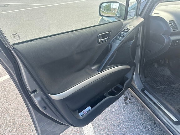 Toyota Corolla Verso 2 of 5