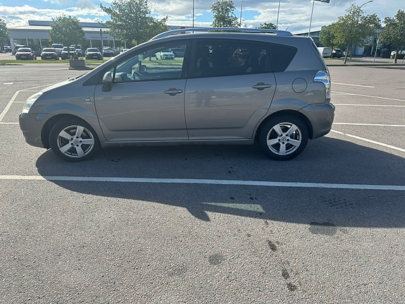 Toyota Corolla Verso 3 of 5