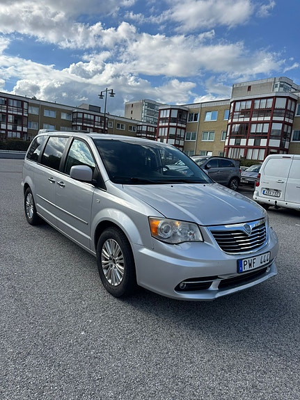 Lancia Voyager 3 of 5