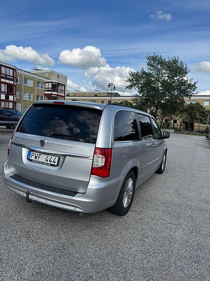 Lancia Voyager 2 of 5