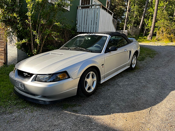 Ford Mustang 2 of 5