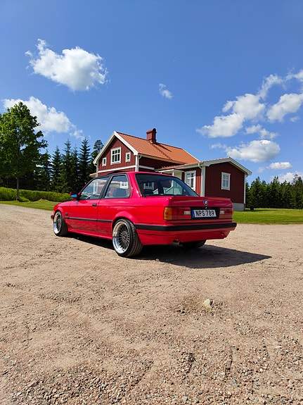 BMW 318i 2 of 3