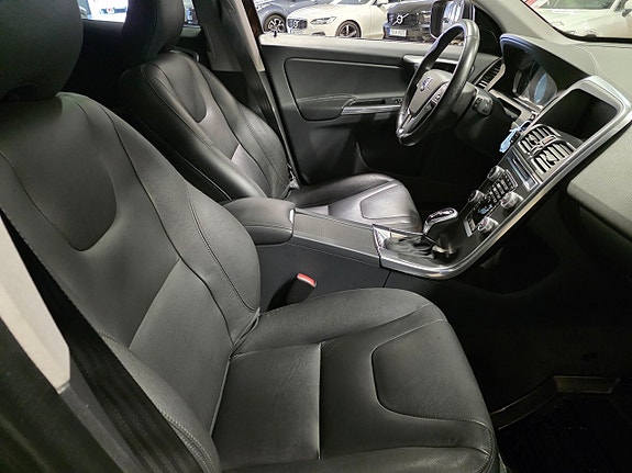 Volvo XC60 8 of 12