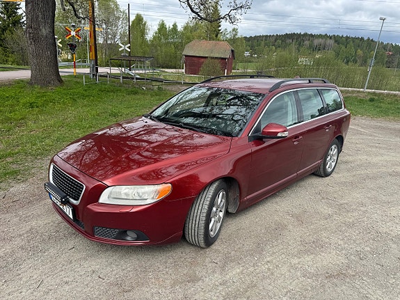 Volvo V70 2 of 5