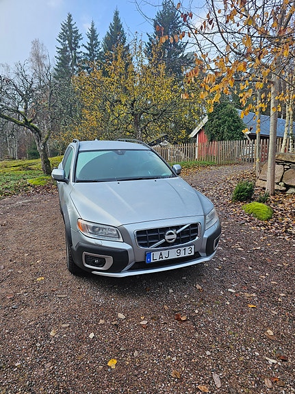 Volvo XC70 2 of 5