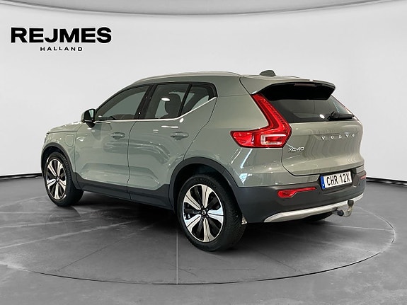 Volvo XC40 2 of 5