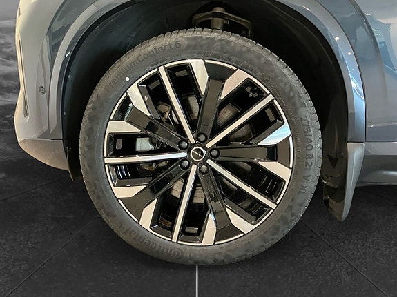 Volvo XC90 10 of 16