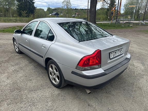Volvo S60 4 of 5