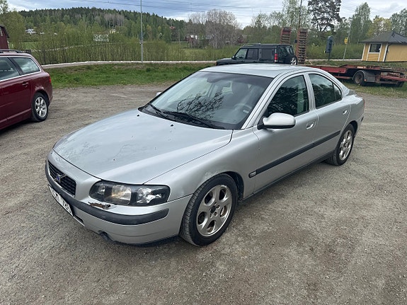 Volvo S60 2 of 5