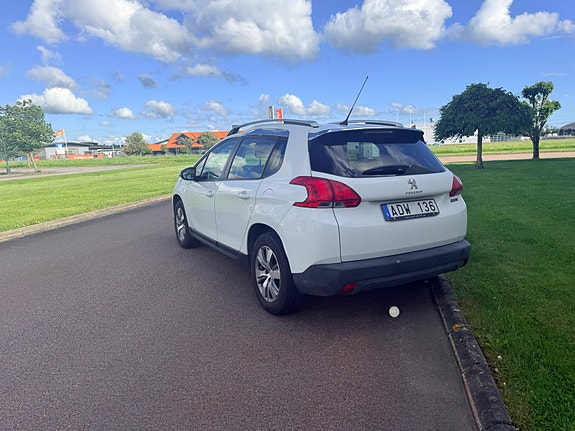 Peugeot 2008 2 of 5