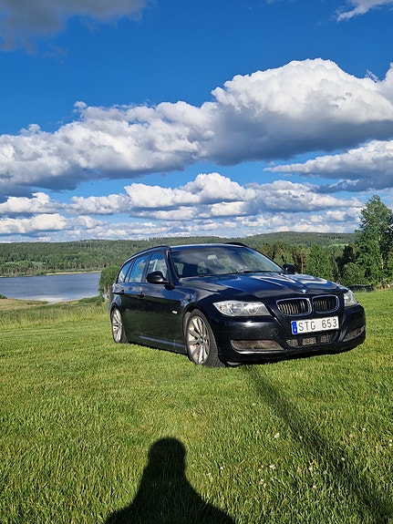 BMW 318d 2 of 5
