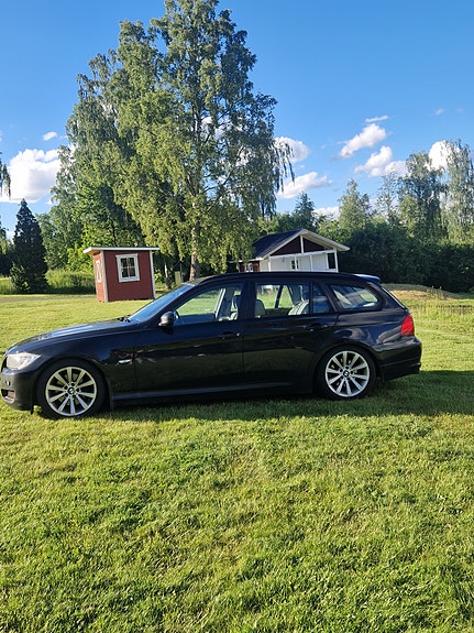 BMW 318d 3 of 5