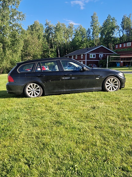 BMW 318d 4 of 5