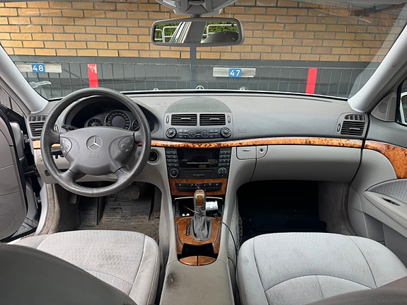 Mercedes-Benz E280 4 of 6