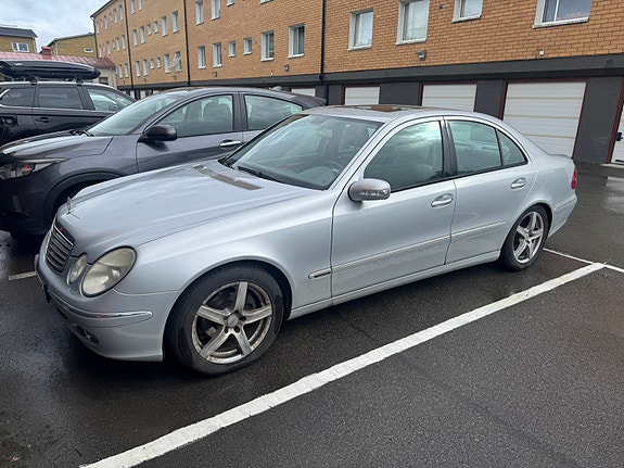 Mercedes-Benz E280 2 of 6