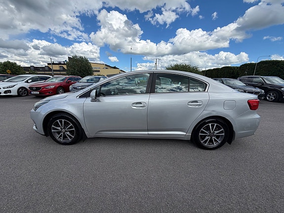 Toyota Avensis 2 of 5