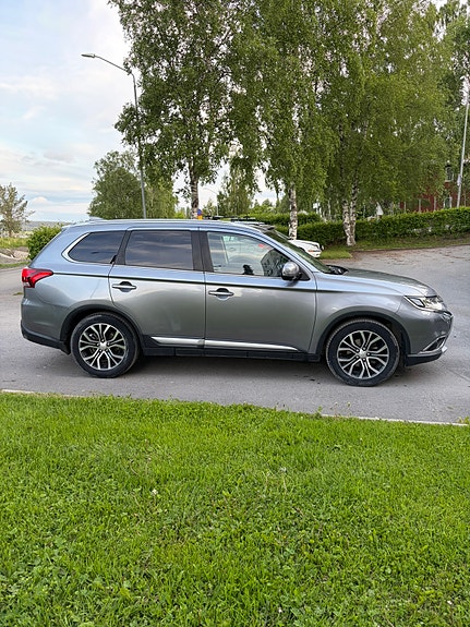 Mitsubishi Outlander 2 of 5