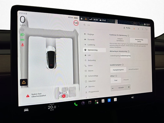 Tesla Model Y 22 of 30