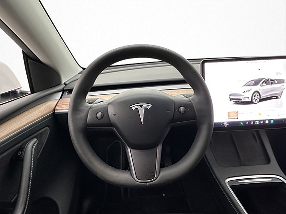 Tesla Model Y 14 of 30