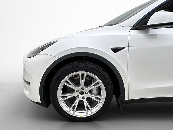 Tesla Model Y 28 of 30