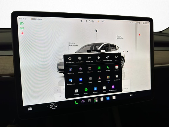 Tesla Model Y 24 of 30