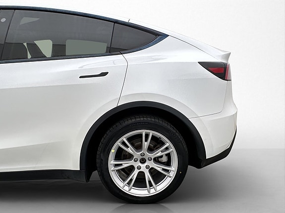 Tesla Model Y 29 of 30