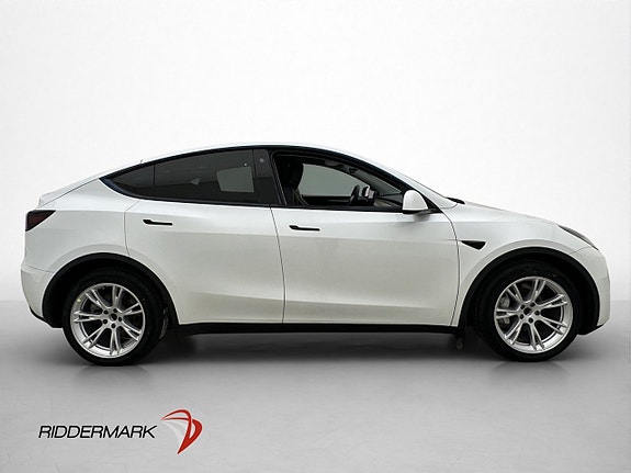 Tesla Model Y 10 of 30