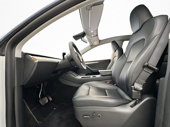 Tesla Model Y 16 of 30