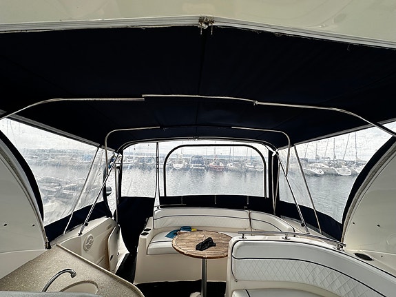 Rinker 320 Fiesta Vee 2005 – Dubbla V8:or, ny lackering & nya dynor 23 of 23