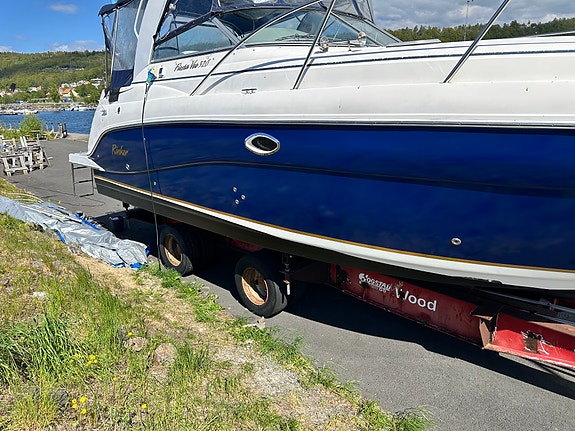 Rinker 320 Fiesta Vee 2005 – Dubbla V8:or, ny lackering & nya dynor 4 of 23