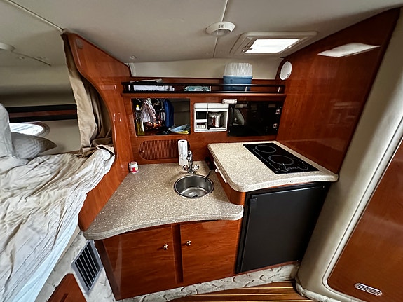 Rinker 320 Fiesta Vee 2005 – Dubbla V8:or, ny lackering & nya dynor 17 of 23
