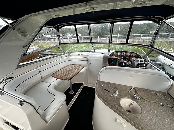 Rinker 320 Fiesta Vee 2005 – Dubbla V8:or, ny lackering & nya dynor 21 of 23
