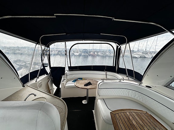 Rinker 320 Fiesta Vee 2005 – Dubbla V8:or, ny lackering & nya dynor 22 of 23