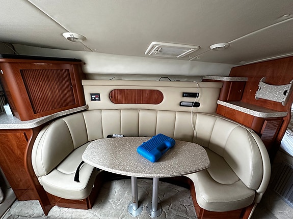 Rinker 320 Fiesta Vee 2005 – Dubbla V8:or, ny lackering & nya dynor 16 of 23
