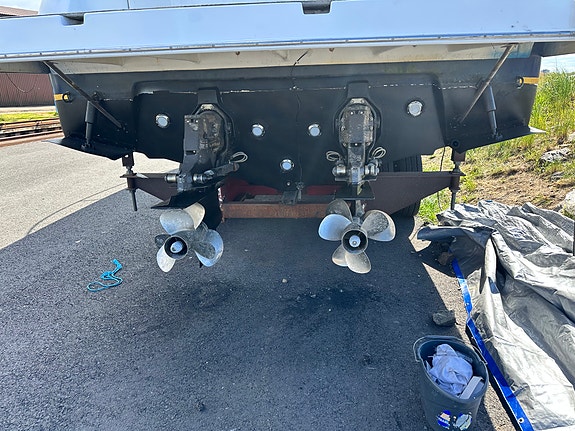 Rinker 320 Fiesta Vee 2005 – Dubbla V8:or, ny lackering & nya dynor 12 of 23