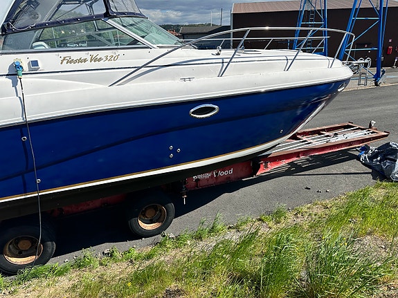 Rinker 320 Fiesta Vee 2005 – Dubbla V8:or, ny lackering & nya dynor 6 of 23