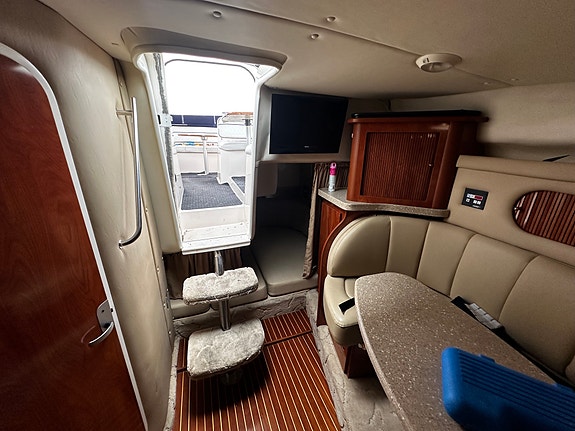 Rinker 320 Fiesta Vee 2005 – Dubbla V8:or, ny lackering & nya dynor 15 of 23