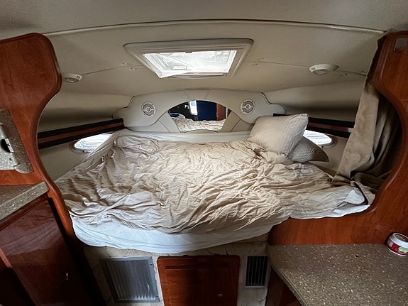 Rinker 320 Fiesta Vee 2005 – Dubbla V8:or, ny lackering & nya dynor 18 of 23