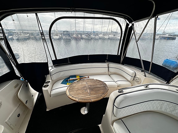 Rinker 320 Fiesta Vee 2005 – Dubbla V8:or, ny lackering & nya dynor 13 of 23