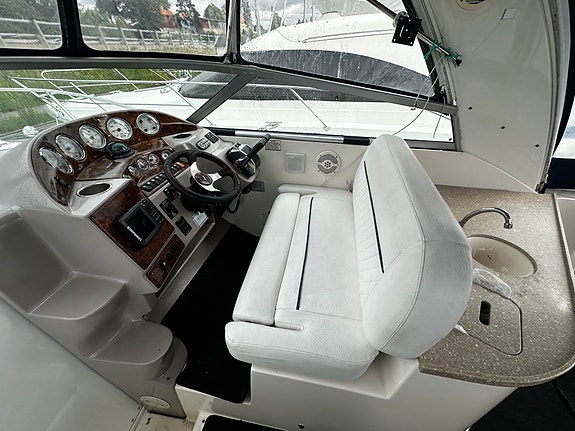 Rinker 320 Fiesta Vee 2005 – Dubbla V8:or, ny lackering & nya dynor 14 of 23