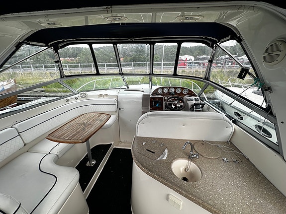 Rinker 320 Fiesta Vee 2005 – Dubbla V8:or, ny lackering & nya dynor 19 of 23