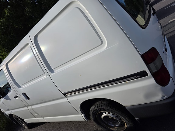 Toyota HiAce 2 of 5