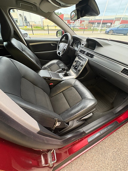 Volvo V70 2 of 2