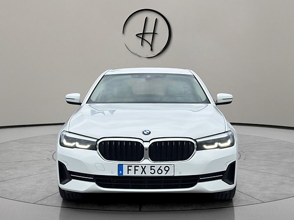 BMW 530e 3 of 5