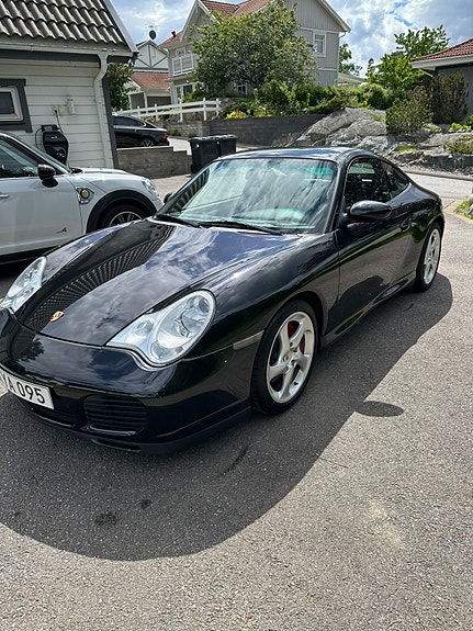 Porsche 911 Carrera 4S 4 of 5