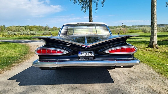 Chevrolet Impala 4 of 5